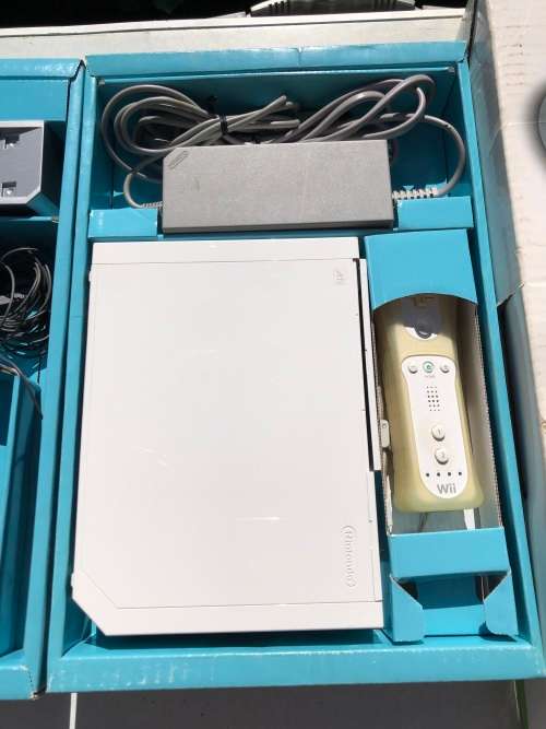 WII WHITE CONSOLE IN THE BOX WORKING 100% WITH NUNCHUCKS AND ONE CONTROLLER