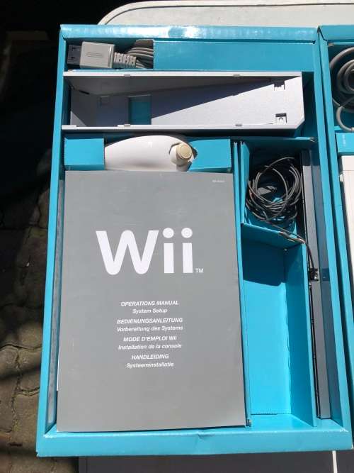 WII WHITE CONSOLE IN THE BOX WORKING 100% WITH NUNCHUCKS AND ONE CONTROLLER