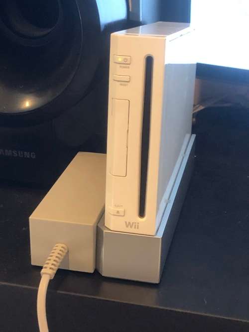 WII WHITE CONSOLE IN THE BOX WORKING 100% WITH NUNCHUCKS AND ONE CONTROLLER