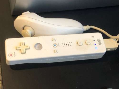 WII WHITE CONSOLE IN THE BOX WORKING 100% WITH NUNCHUCKS AND ONE CONTROLLER