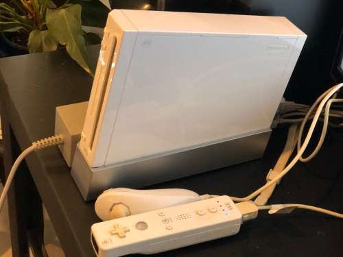 WII WHITE CONSOLE IN THE BOX WORKING 100% WITH NUNCHUCKS AND ONE CONTROLLER