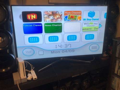 WII WHITE CONSOLE IN THE BOX WORKING 100% WITH NUNCHUCKS AND ONE CONTROLLER