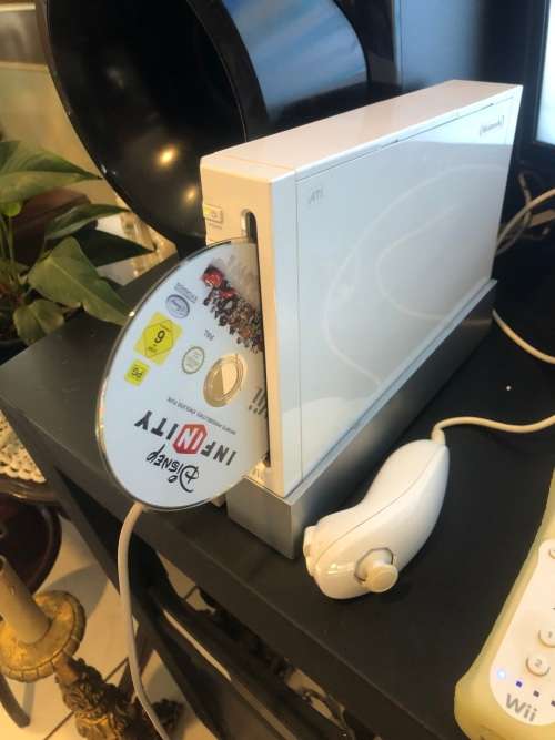 WII WHITE CONSOLE IN THE BOX WORKING 100% WITH NUNCHUCKS AND ONE CONTROLLER