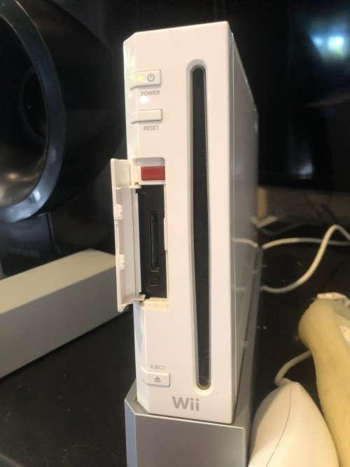 WII WHITE CONSOLE IN THE BOX WORKING 100% WITH NUNCHUCKS AND ONE CONTROLLER