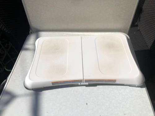 WII WHITE CONSOLE IN THE BOX WORKING 100% WITH NUNCHUCKS AND ONE CONTROLLER