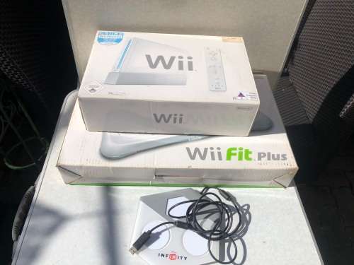 WII WHITE CONSOLE IN THE BOX WORKING 100% WITH NUNCHUCKS AND ONE CONTROLLER