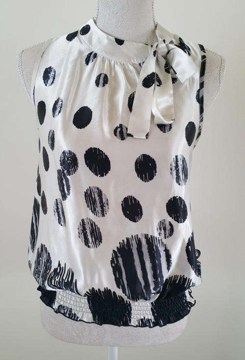 Top creamy white & black size 10/34 Petite Kelso