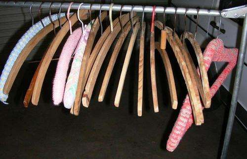 18 x Vintage wooden coat hangers - keep your vintage clothes on authentic hangers