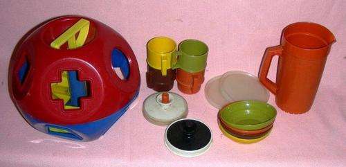 Vintage Tupperware shape O plus Tupperware dolls set