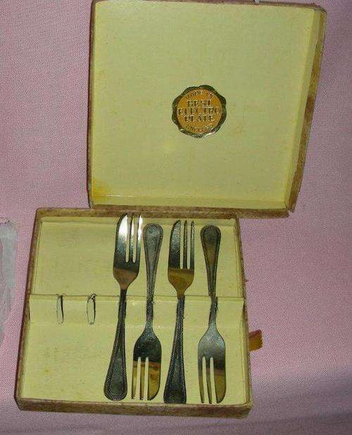 4 x EPNS boxed cake forks