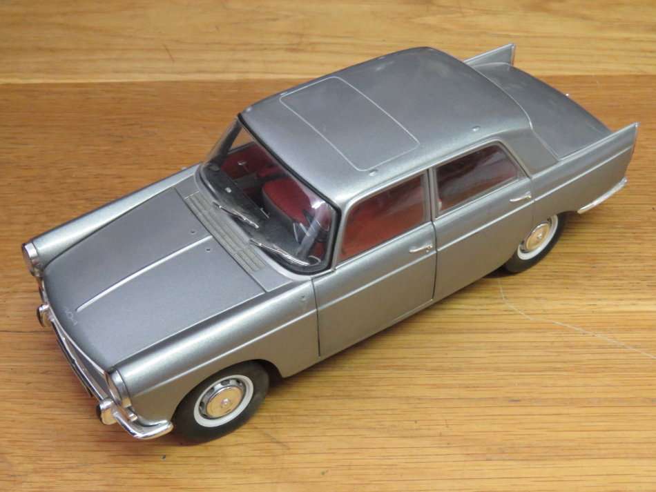 Norev Peugeot 404 model car - Scale 1/18 - Mirrors missing