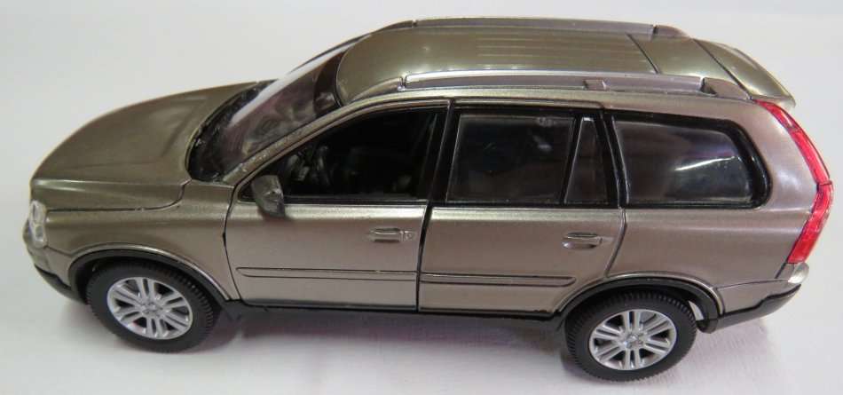 Taiwan Powco Volvo XC90 toy car - Scale 1/32 - One wheel broken