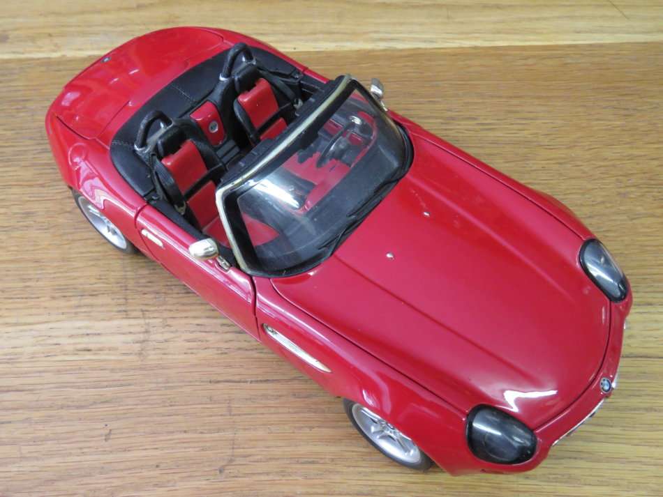Bburago BMW Z8 model car - Scale 1/18