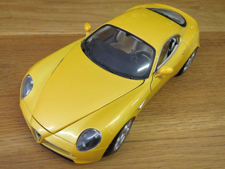 Bburago Alfa 8C Competixione model car - Scale 1/18