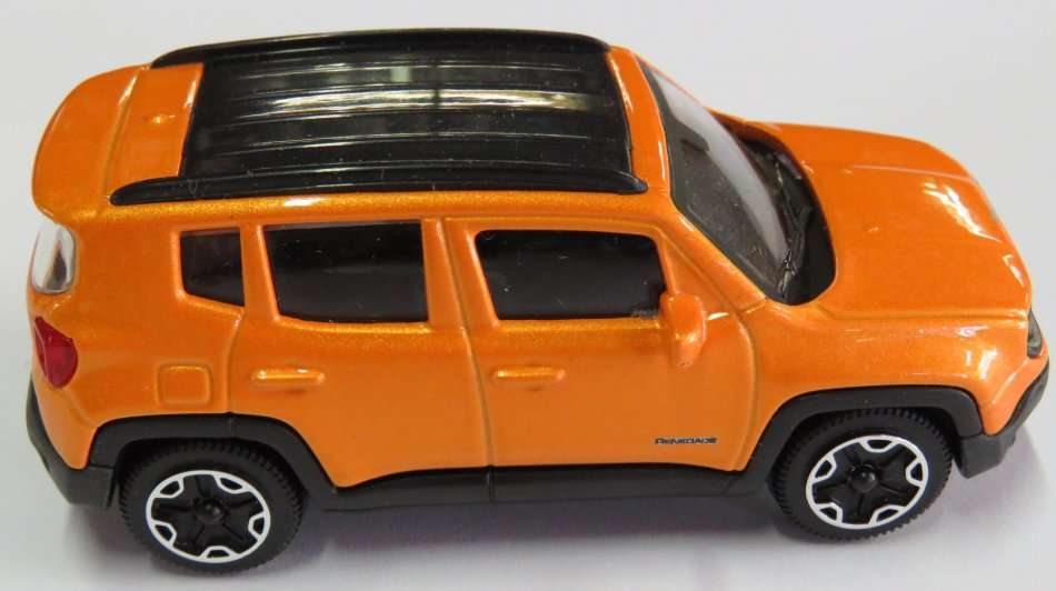 Bburago 2017 Jeep Renegade model car - Scale 1/43