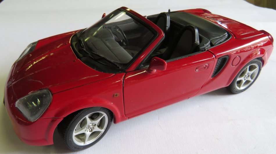 Auto Art Toyota MR 2 Spyder model car - Scale 1/18 - Bonnet scratched