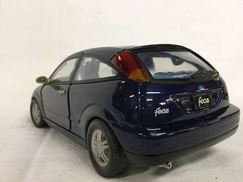 Ford Focus model car by Motor Max - scale 1/18