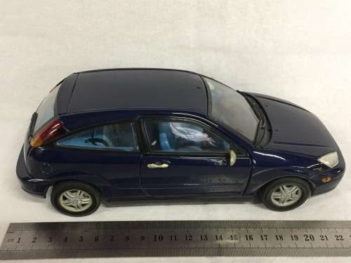 Ford Focus model car by Motor Max - scale 1/18