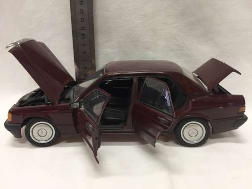 AutoArt Mercedes-Benz 190E 20 model car - scale 1/18