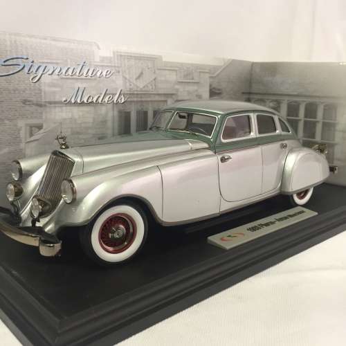 Signature models 1933 Pierce Arrow - Silver arrow model car - scale 1/18 in box