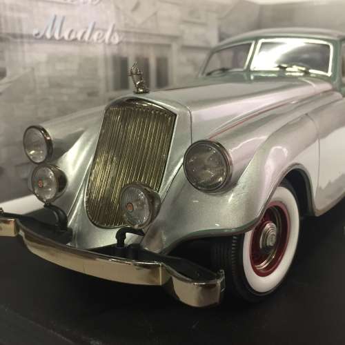 Signature models 1933 Pierce Arrow - Silver arrow model car - scale 1/18 in box
