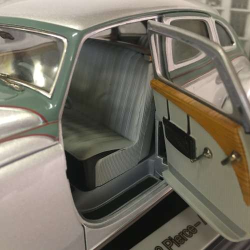 Signature models 1933 Pierce Arrow - Silver arrow model car - scale 1/18 in box