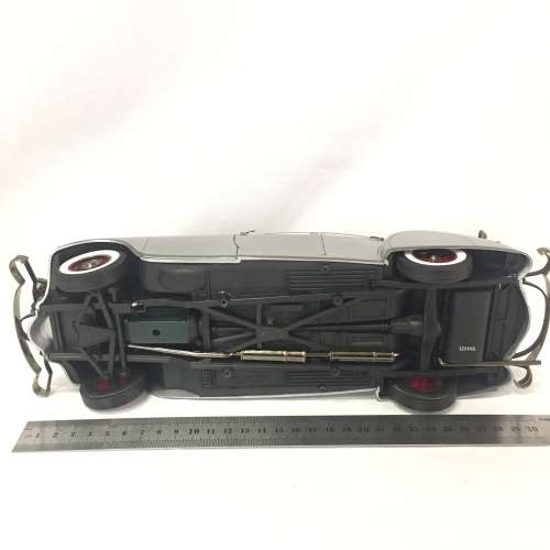 Signature models 1933 Pierce Arrow - Silver arrow model car - scale 1/18 in box