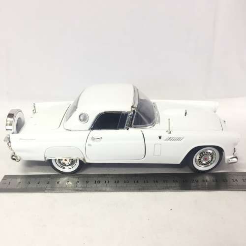 Motor Max 1956 Ford Thunderbird model car - scale 1/18