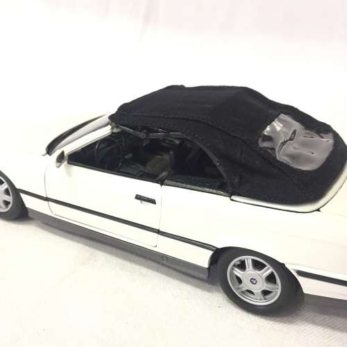 Maisto 1993 BMW 325i convertible model car - scale 1/18 - with soft top