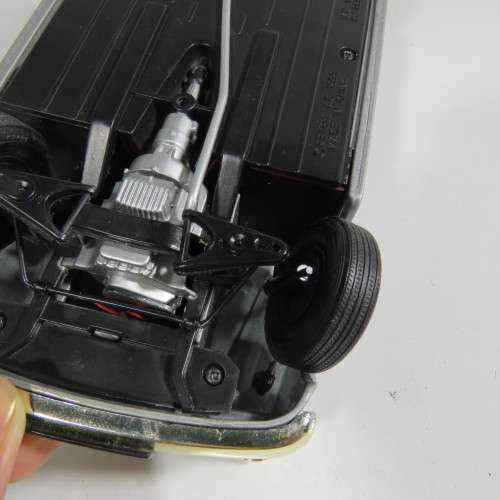 Revell Borgward Isabella model car - Right front wheel suspencion broken - Scale 1/18