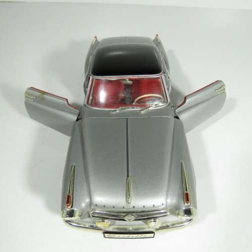 Revell Borgward Isabella model car - Right front wheel suspencion broken - Scale 1/18