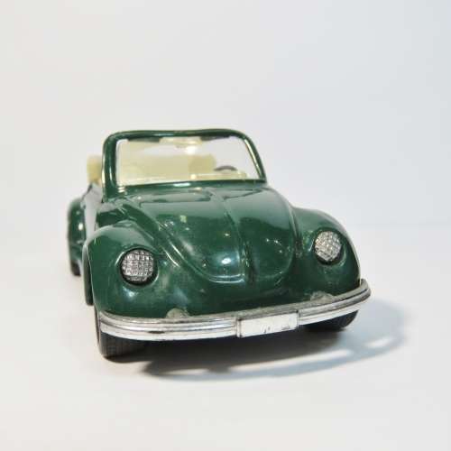 Maisto Volkswagen 1303 Beetle Cabriolet model car - Scale 1/36