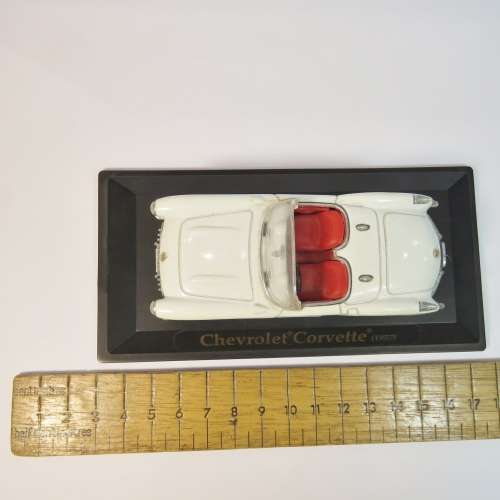 Road Signature 1957 Chevrolet Corvette model car - Scale 1/43