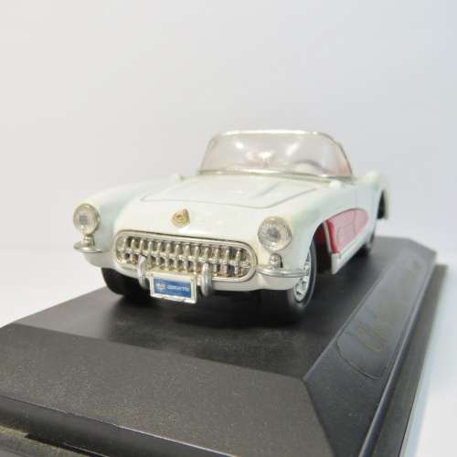 Road Signature 1957 Chevrolet Corvette model car - Scale 1/43