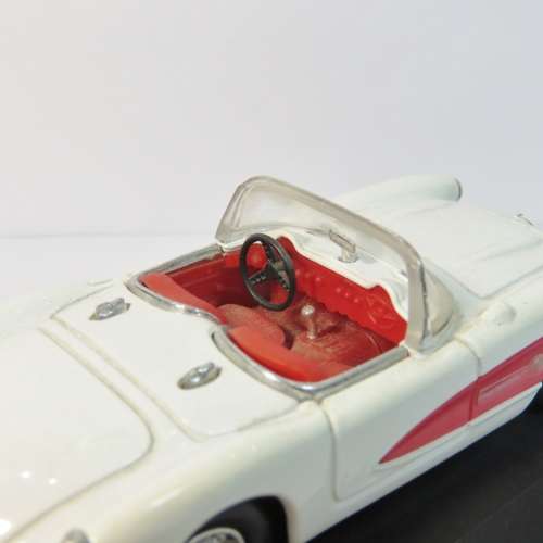 Road Signature 1957 Chevrolet Corvette model car - Scale 1/43