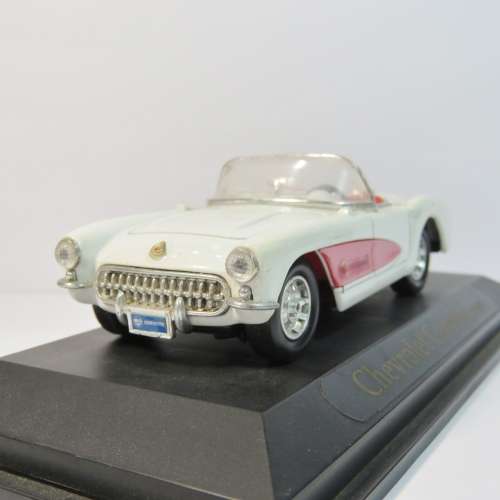 Road Signature 1957 Chevrolet Corvette model car - Scale 1/43