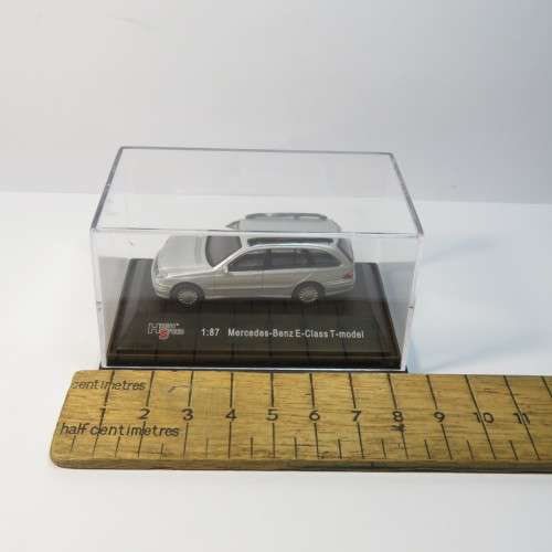 High speed Mercedes-Benz E-Class T-model car - Scale 1/87