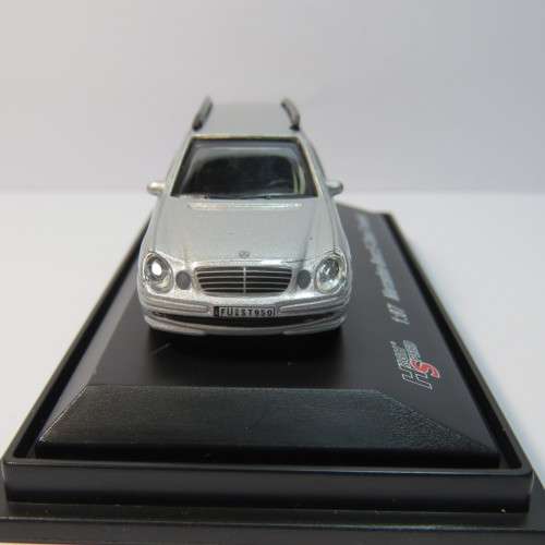 High speed Mercedes-Benz E-Class T-model car - Scale 1/87