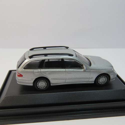 High speed Mercedes-Benz E-Class T-model car - Scale 1/87