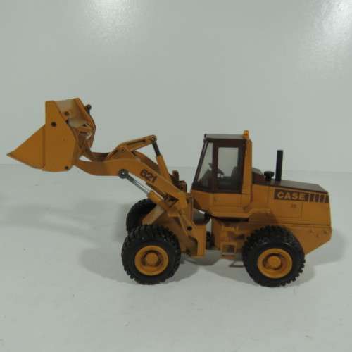 CASE 621 front wheel loader construction model by Conrad #2426 - Scale 1/35