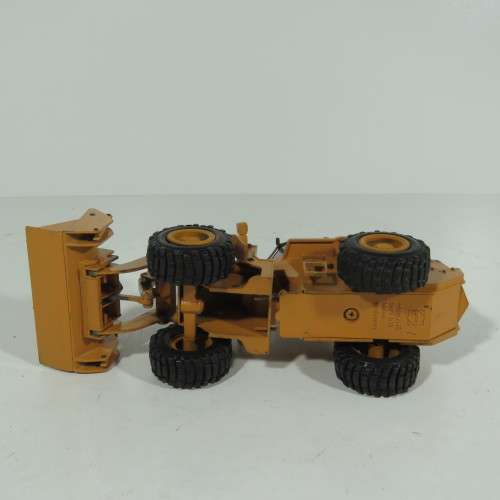 CASE 621 front wheel loader construction model by Conrad #2426 - Scale 1/35