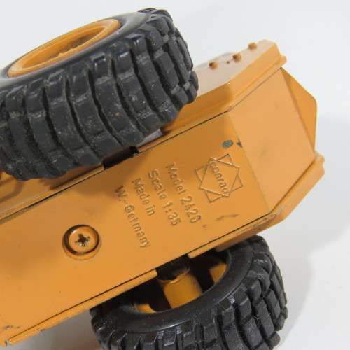 CASE 621 front wheel loader construction model by Conrad #2426 - Scale 1/35