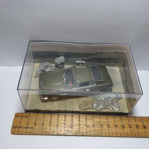James BOnd 007 - AstOn Martin DBS model car - On her secret service