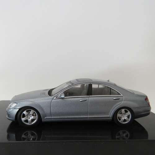 Auto Art Mercedes-Benz S-Class model car - Scale 1/43