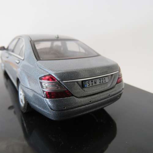 Auto Art Mercedes-Benz S-Class model car - Scale 1/43