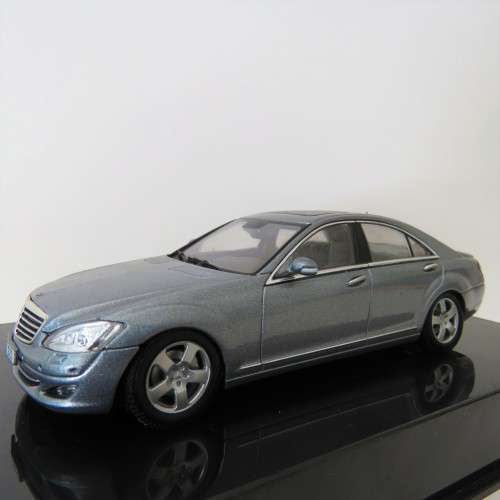 Auto Art Mercedes-Benz S-Class model car - Scale 1/43