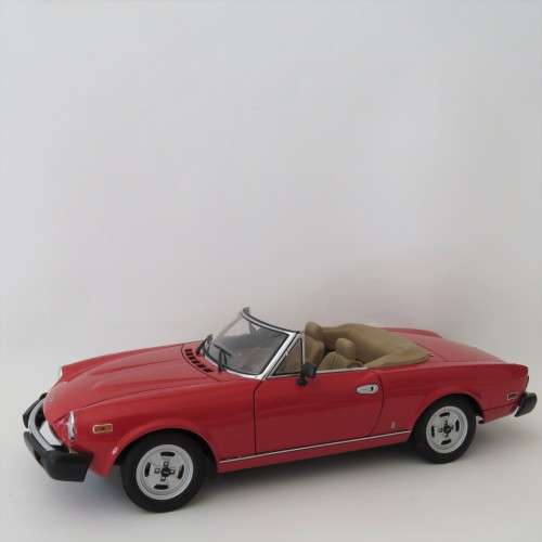 Auto Art Fiat Spider convertible model car - Door window trimming missing - Scale 1/18