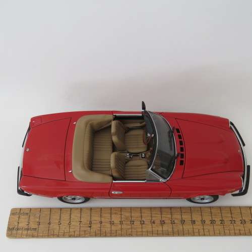 Auto Art Fiat Spider convertible model car - Door window trimming missing - Scale 1/18