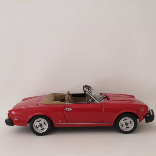 Auto Art Fiat Spider convertible model car - Door window trimming missing - Scale 1/18