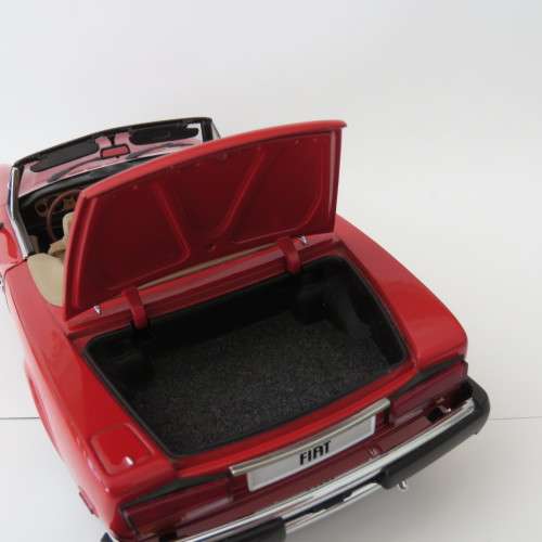 Auto Art Fiat Spider convertible model car - Door window trimming missing - Scale 1/18